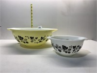 VINTAGE PYREX MIXING BOWLS, SMALLEST AND LARGEST,