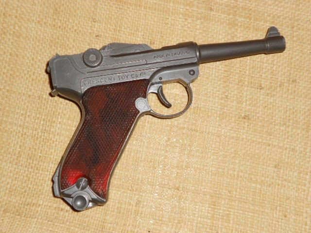 PISTOLA GIOCATTOLO LUGER – CRESCENT TOY – MADE IN ENGLAND – NON FUNZIONANTE  – Sostenibile