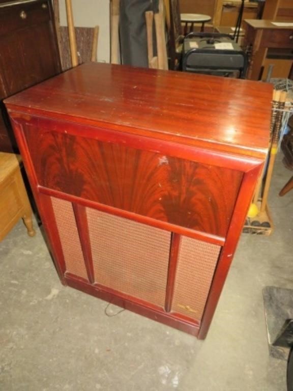 VIN STEREO RECORD PLAYER IN CABINET