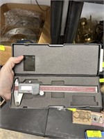 DIGITAL CALIPER IN CASE