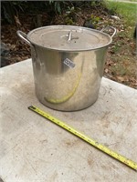 Large aluminum pot with lid