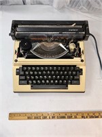 Vintage Meteor Elect Typewriter-powers on w/case