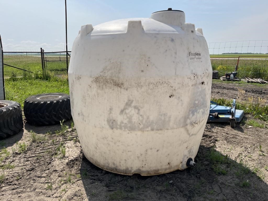 Free Form 1750 imp gallon poly tank