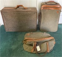 E - 3 PIECES OF LUGGAGE (B26)