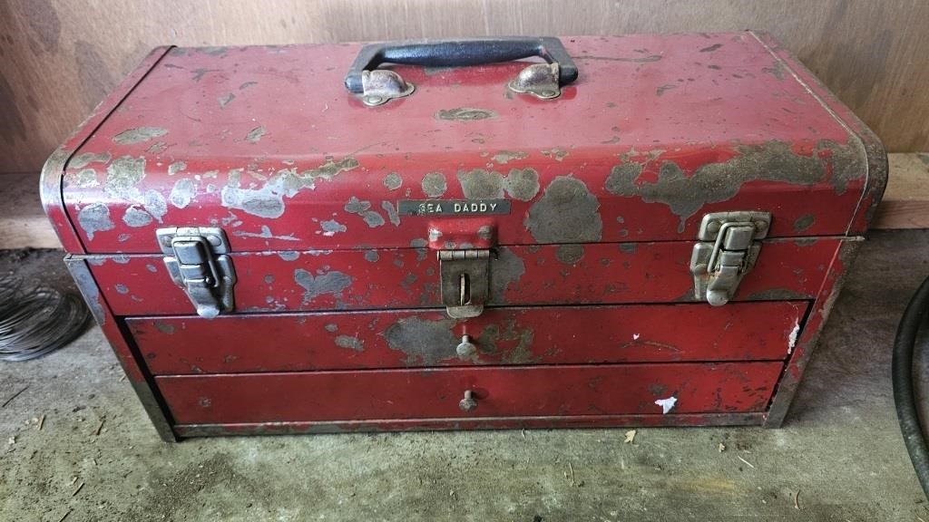 Vintage locking tool box with no slide drawers