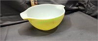 Pyrex  primary  yellow 1- 1/2 pint mixing bowl