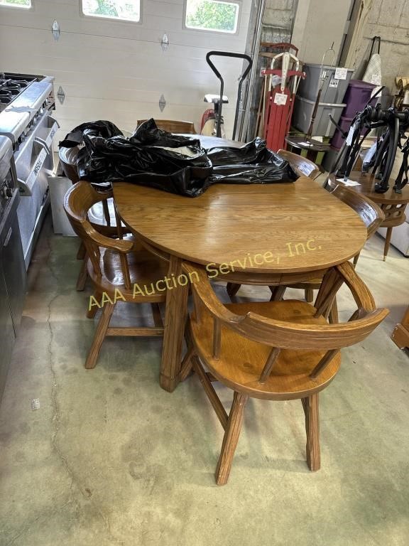 Oak dining table with 6 chairs and 3 leaves.