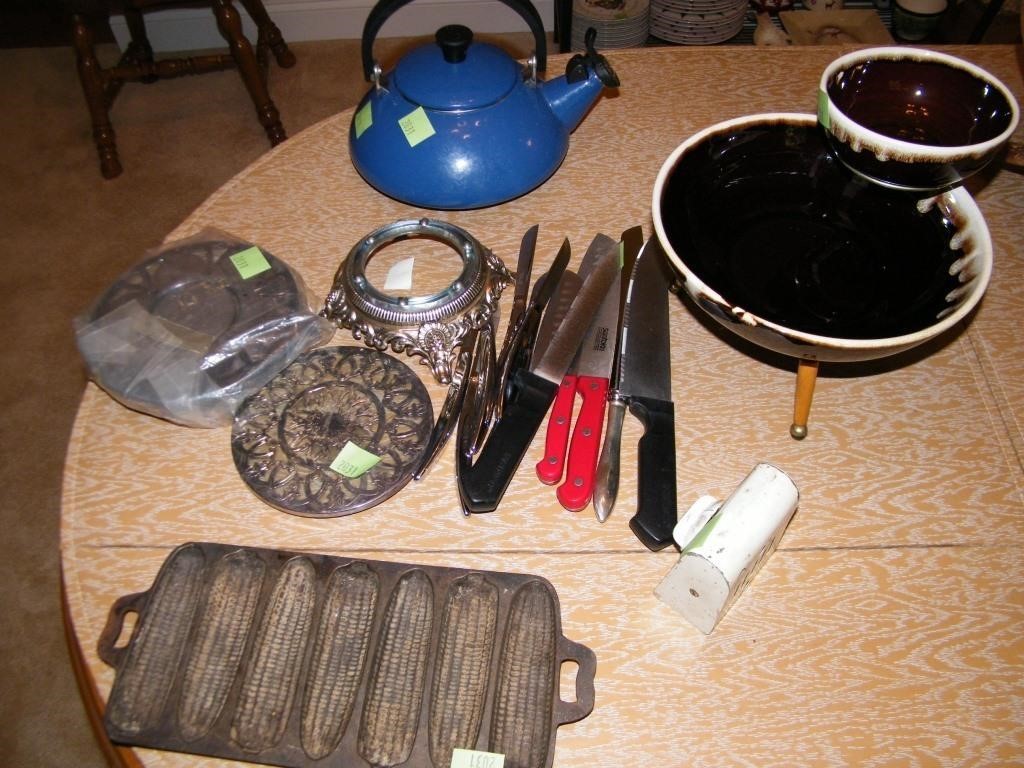 LOT: IRON CORN PONE, TEA KETTLE, HOT PLATE,