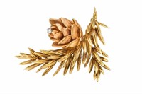 18K GOLD PINE BRANCH AND CONE BROOCH, 28.7g