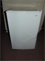 Kenmore white refrigerator 33' H X 21.5 W X 24" D