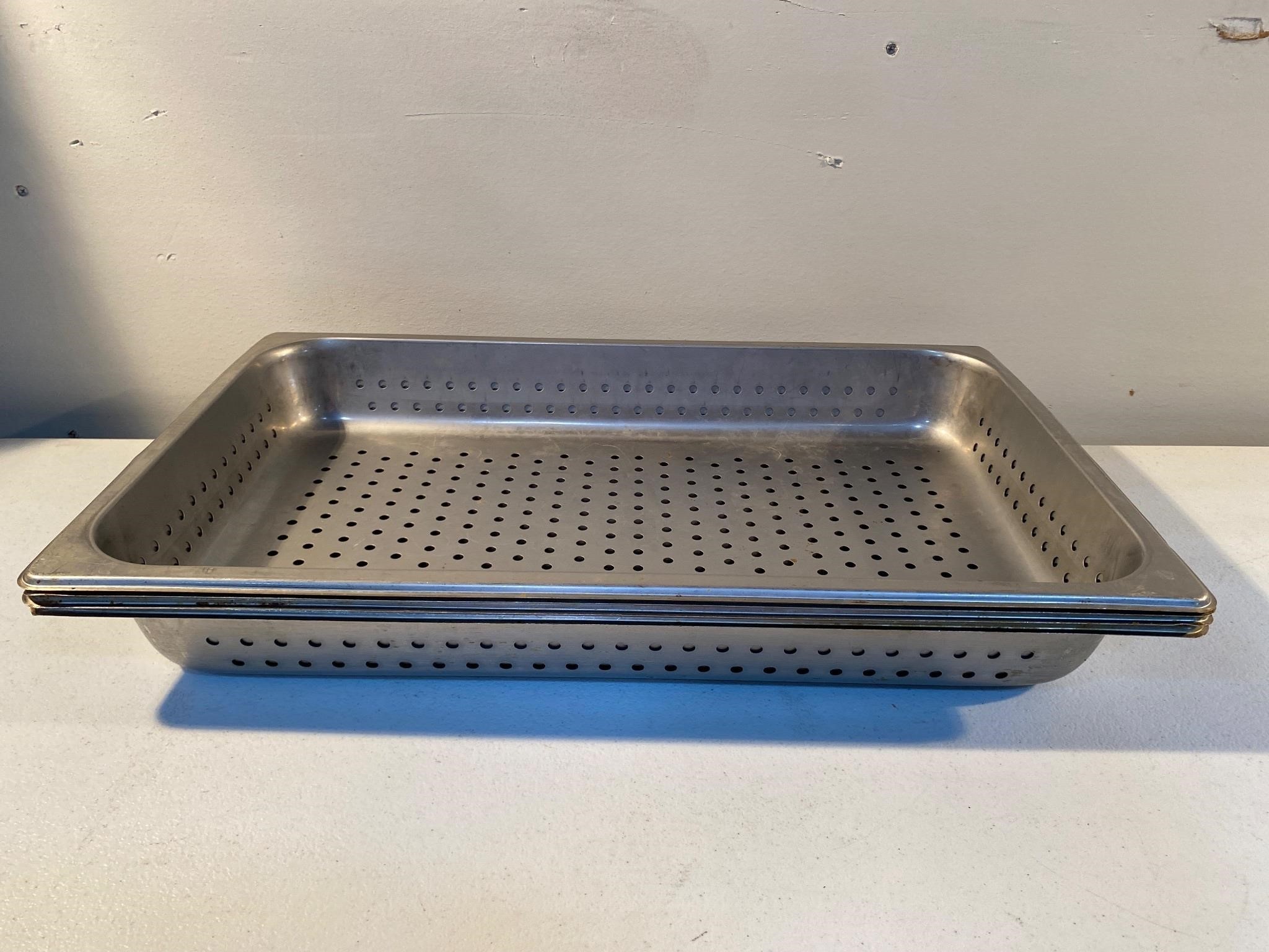 Winco 20in x 12in x 2in stainless colander (4)