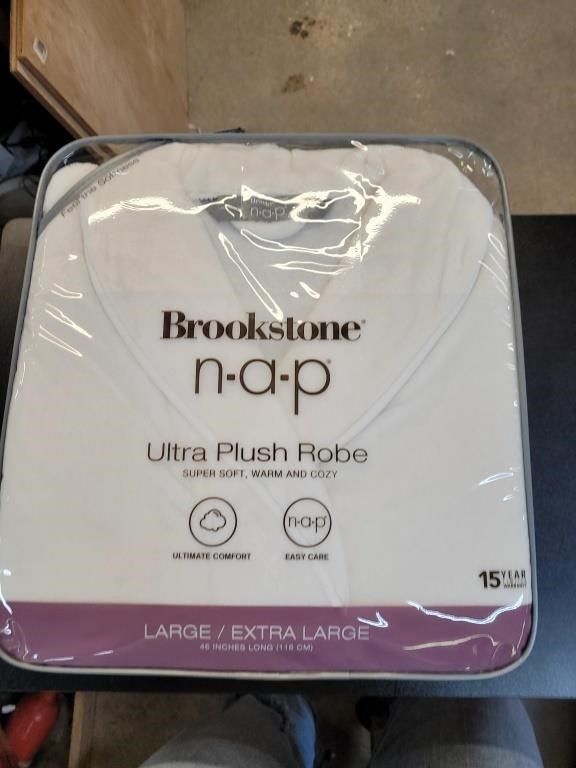 New Brookstone nap plush robe size large/xl