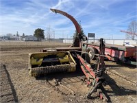 New Holland 770 chopper w/hay head