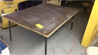 FOLDING TABLE AND A STATIONARY TABLE