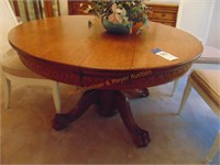 ROUND OAK CLAW FOOT TABLE WITH 5 LEAVES