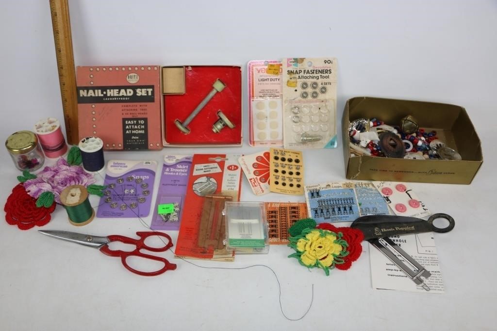 Lot of Vintage Sewing Notions & Buttons