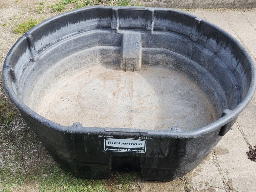 Large Rubbermaid Water Tank