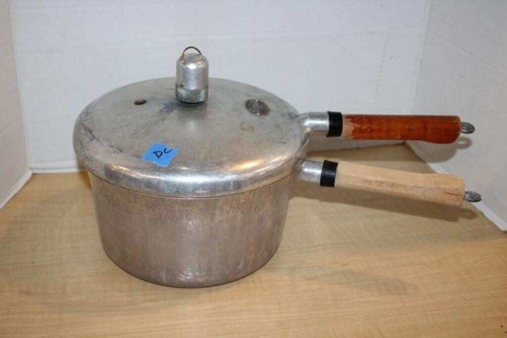 PRESTO COOKER WITH WOOD HANDLES