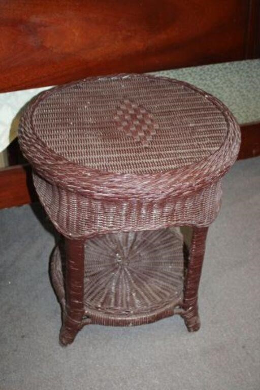 ROUND WICKER ACCENT TABLE