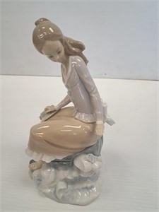 LLADRO " A GIRL AT THE POND" FIGURINE