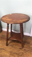 Vintage round maple side/lamp table. Needs