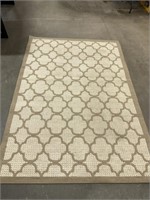 TAN AND WHITE AREA RUG 6FT 10IN X 5FT