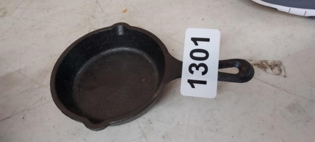 LODGE 5 CAST IRON SKILLET