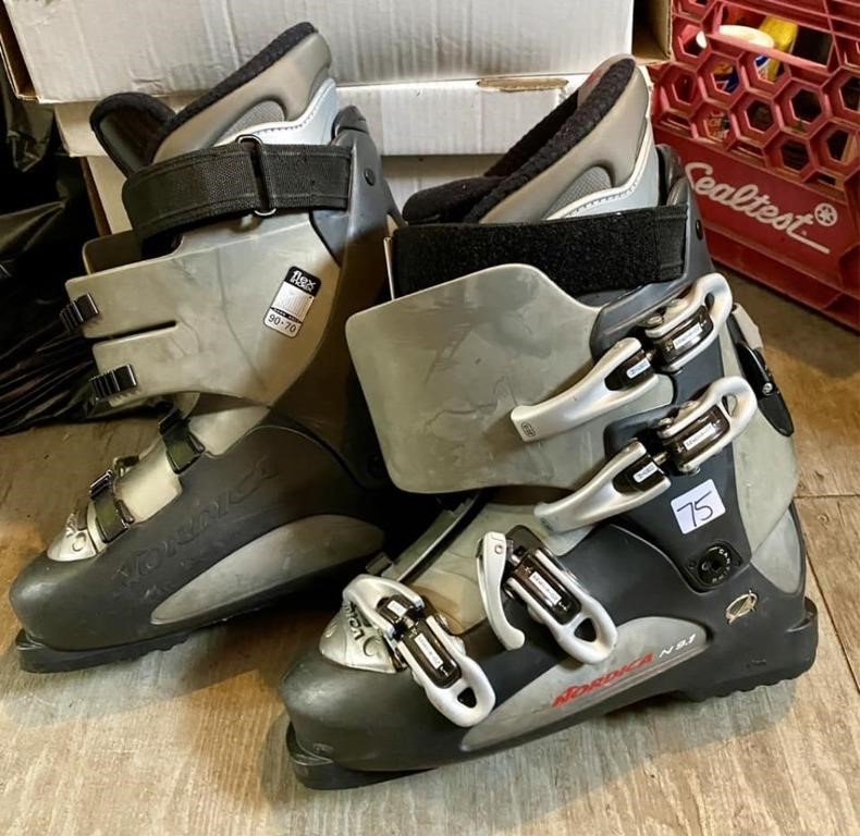 SKI BOOTS