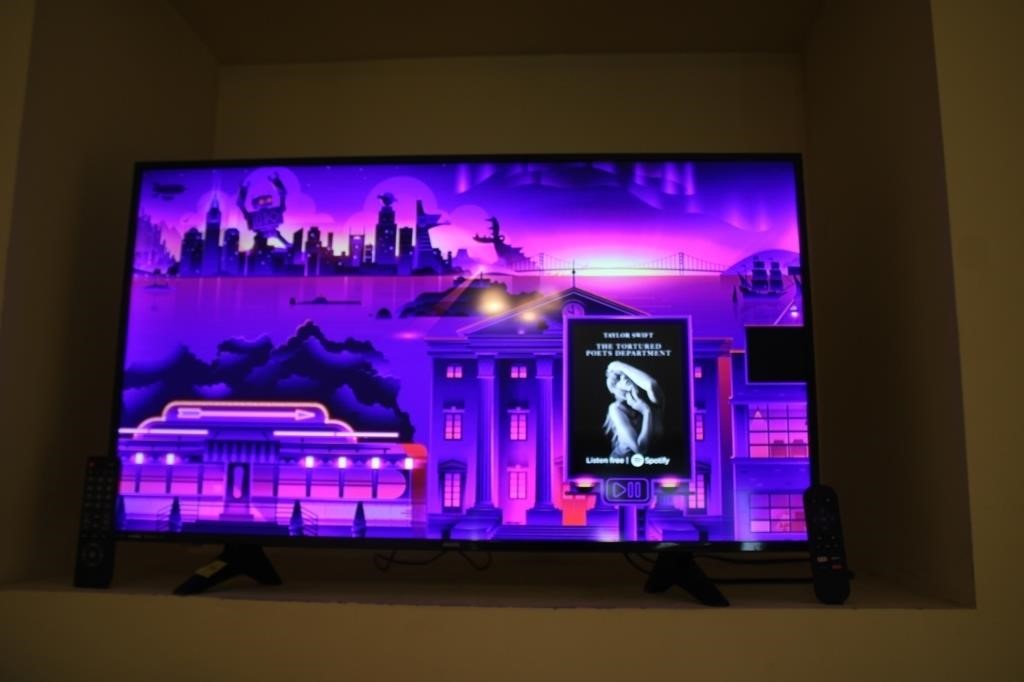 40" Sanyo tv with remote and roku