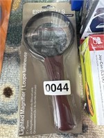 LIGHTED MAGNIFIER RETAIL $20