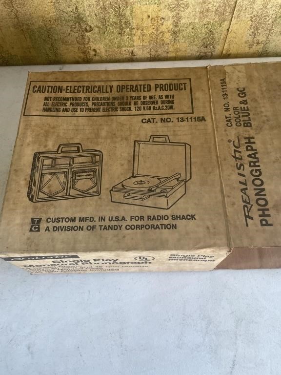 Realistic single play Monaural phonograph in box
