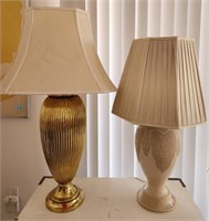 K - LOT OF 2 TABLE LAMPS W/ SHADES (L20)
