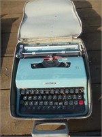 Olvetti Lettera 32 Manual typewriter