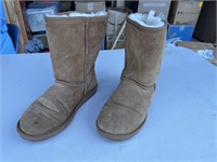 SIZE 8 MINNEPONKA WINTER BOOTS