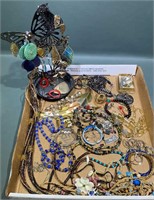 COLLECTION OF VARIOUS COSTUME JEWELRY