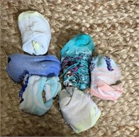 E5) Girls socks. Fits through age 4-7, SIX pair