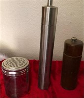 L - PEPPER GRINDERS & SHAKER (G8)