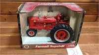 ERTL Farmall Super M 1/16 Tractor