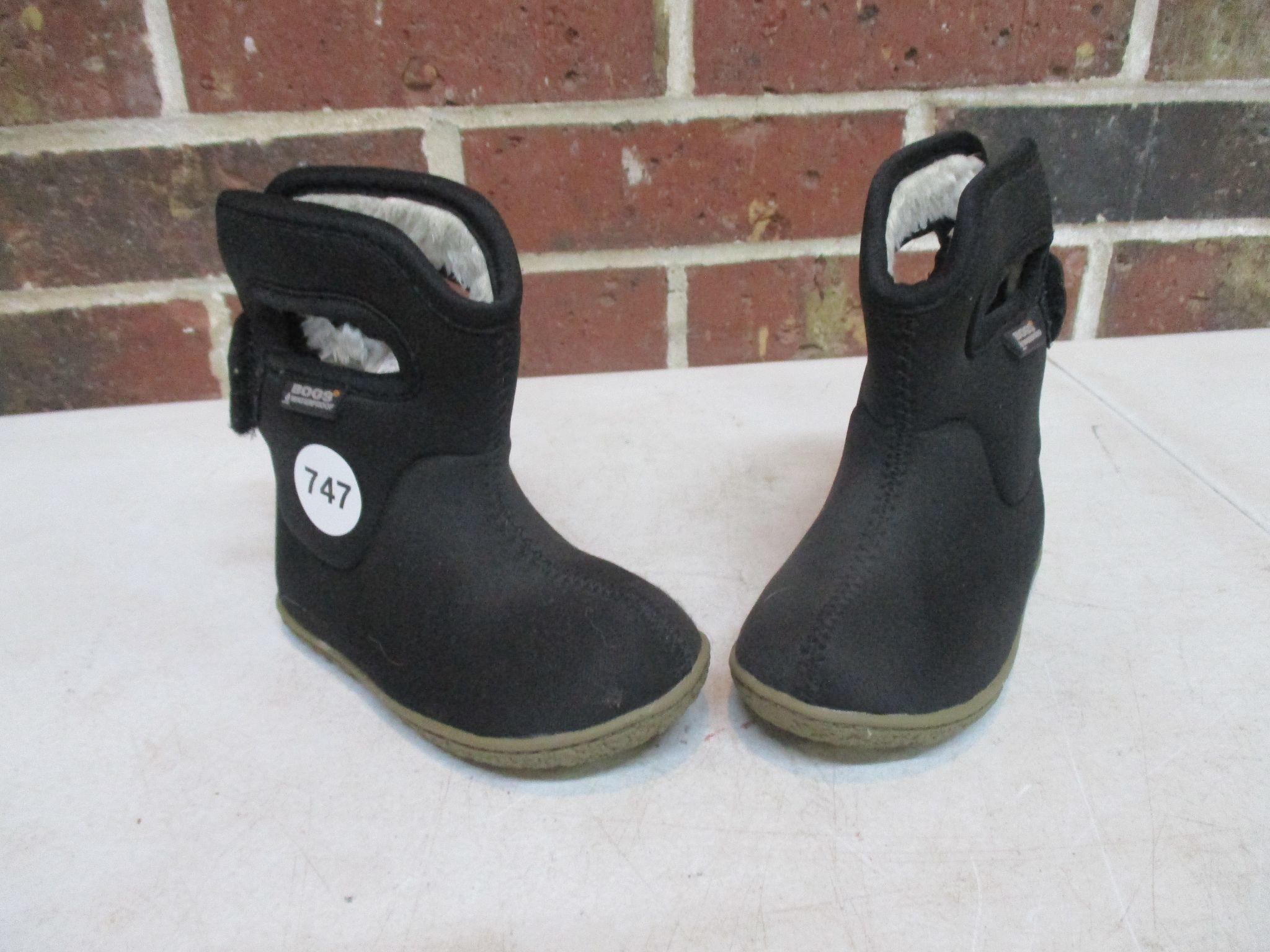 BOOGS Waterproof infant Sz 5 Boots