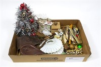 Lot: Vintage Christmas Tree, powder flasks,