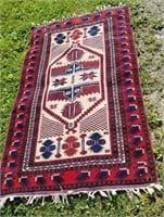 Beautiful oriental carpet aprx 42x72