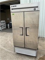 True T-35 s/s 2 door refrigerator on casters