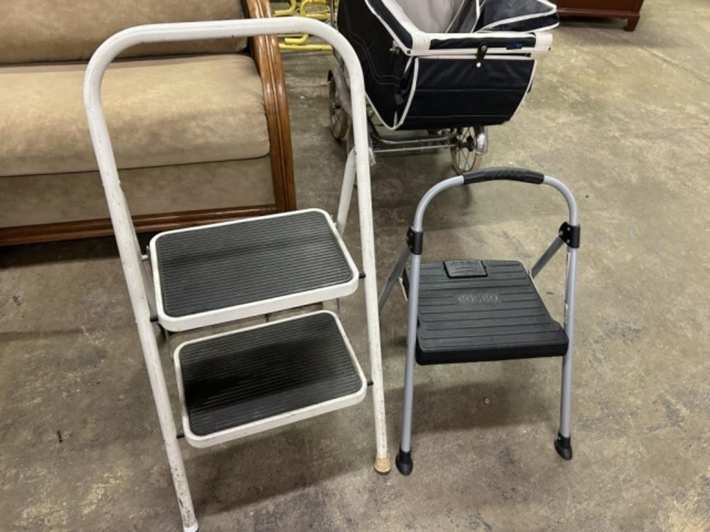 FOLDING STEP STOOLS