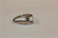 10kt white gold Pearl & Diamond Ring with center