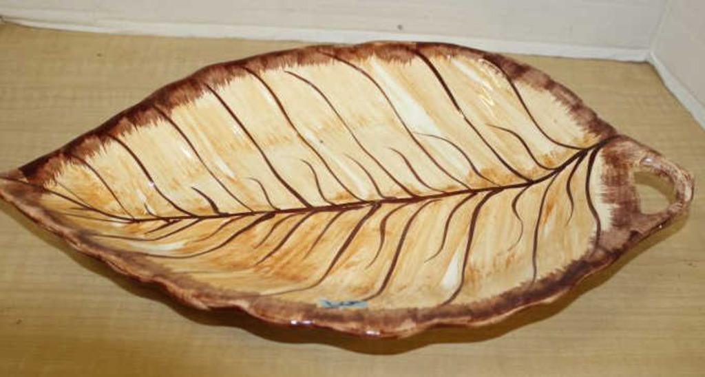 CERAMIC GLAZED LEAF SHAPED BOWL