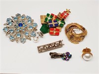 Lot of Vintage jewelry Brooches Hair Clips & Pins