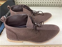 Pair shoes, no name or size in a sperry box