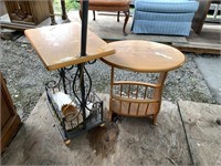 Lot with 2 living room small wooden tables with st