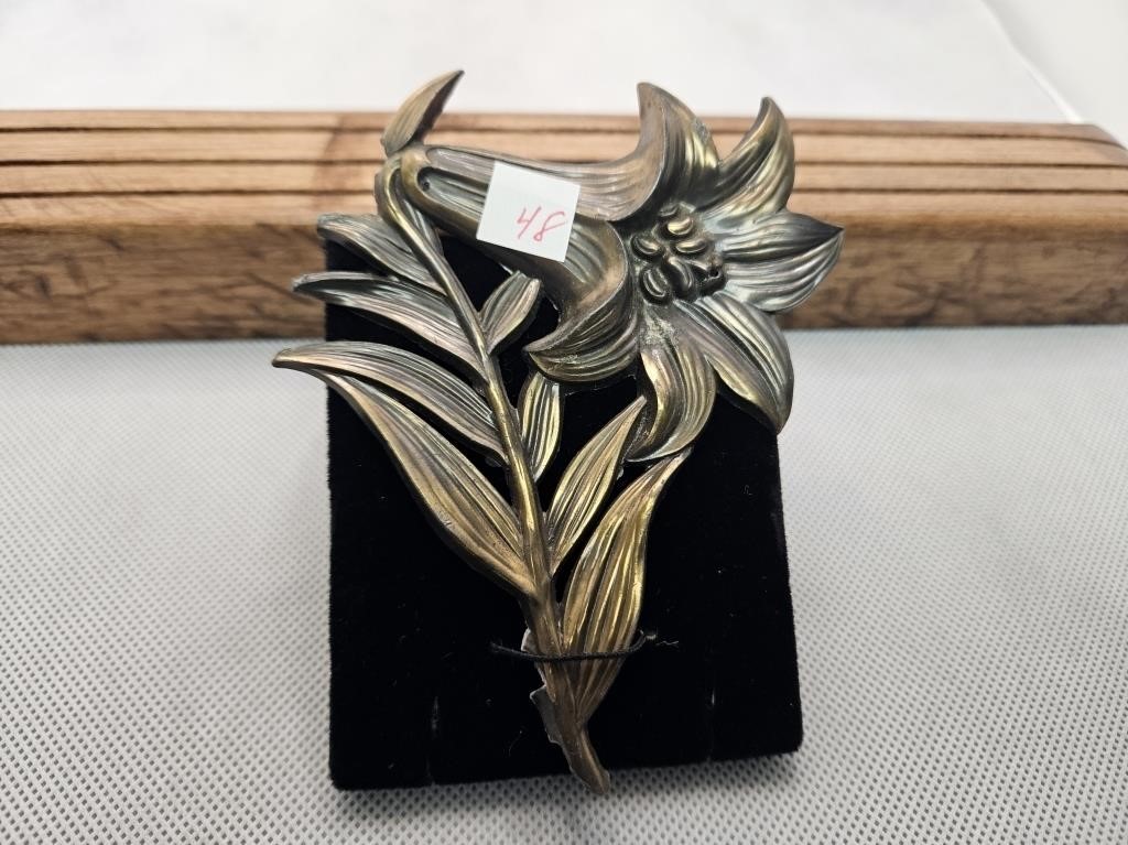 METAL LEAF WITH FLOWER ATTACHED
