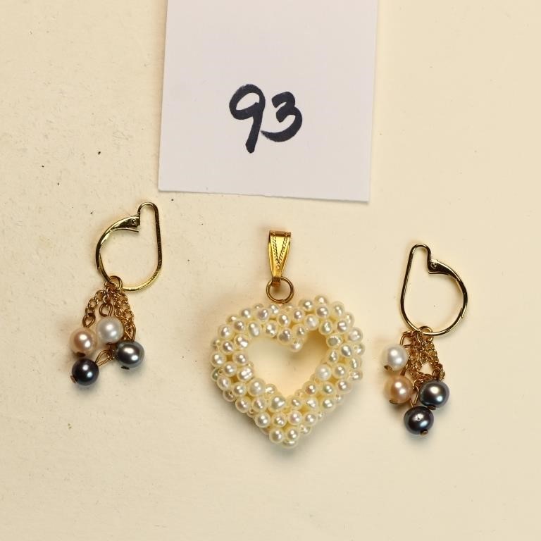 Freshwater pearl pendant and earrings